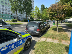 Policjanci przy pojazdach podczas działań.