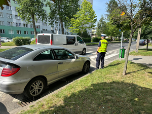 Policjanci podczas działań parkowanie.