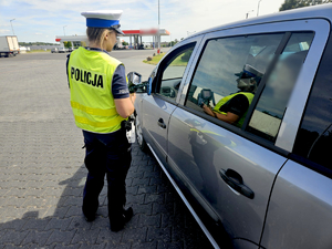 Policjantka podczas kontroli.