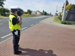 Policjantka podczas pomiaru prędkości.