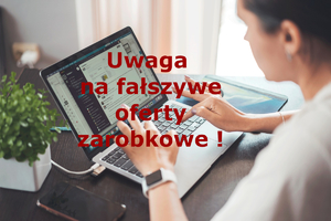 Kobieta siedząca przy laptopie.