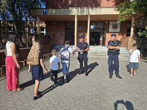 Policjanci podczas przekazywania elementów odblaskowych.