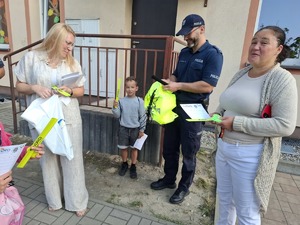 Policjanci podczas działań Bezpieczna droga do szkoły.