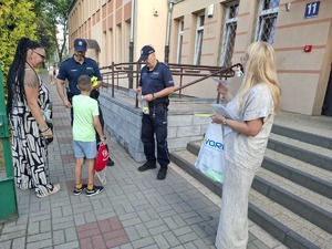Policjanci podczas działań Bezpieczna droga do szkoły.