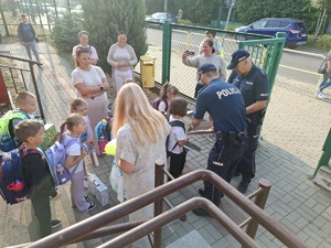 Policjanci podczas działań Bezpieczna droga do szkoły.