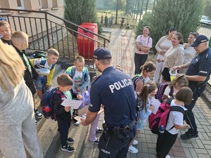 Policjanci podczas działań Bezpieczna droga do szkoły.