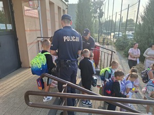 Policjanci podczas działań Bezpieczna droga do szkoły.