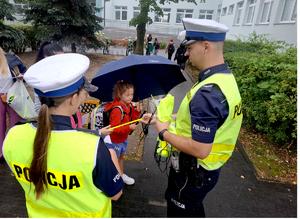 Policjanci podczas działań Bezpieczna droga do szkoły.