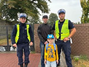 Policjanci podczas działań Bezpieczna droga do szkoły.