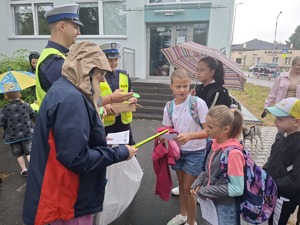 Policjanci podczas działań Bezpieczna droga do szkoły.