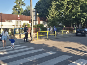 Policjant podczas kontroli szkół.