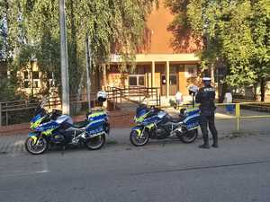 Policjant podczas kontroli szkół.