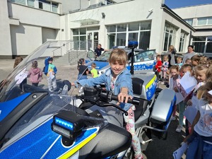 Dzieci podczas wizyty w Komendzie Miejskiej Policji.