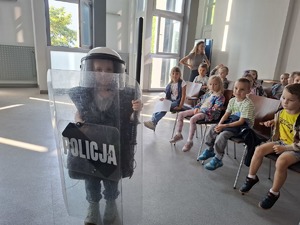 Dzieci podczas wizyty w Komendzie Miejskiej Policji.