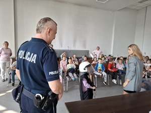 Dzieci podczas wizyty w Komendzie Miejskiej Policji.