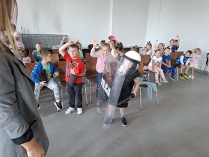 Dzieci podczas wizyty w Komendzie Miejskiej Policji.
