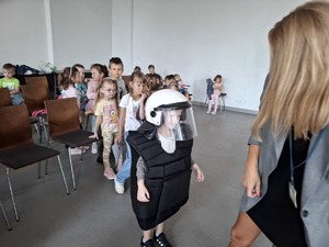 Dzieci podczas wizyty w Komendzie Miejskiej Policji.