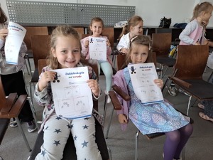 Dzieci podczas wizyty w Komendzie Miejskiej Policji.