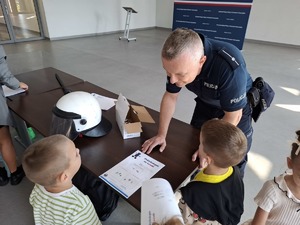 Dzieci podczas wizyty w Komendzie Miejskiej Policji.