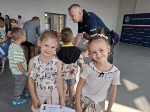 Dzieci podczas wizyty w Komendzie Miejskiej Policji.