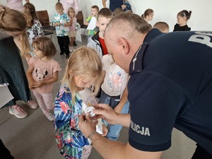 Dzieci podczas wizyty w Komendzie Miejskiej Policji.