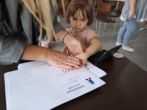 Dzieci podczas wizyty w Komendzie Miejskiej Policji.