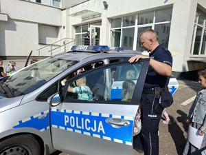 Dzieci podczas wizyty w Komendzie Miejskiej Policji.
