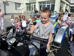 Dzieci podczas wizyty w Komendzie Miejskiej Policji.
