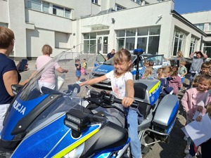 Dzieci podczas wizyty w Komendzie Miejskiej Policji.
