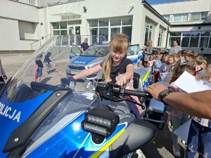 Dzieci podczas wizyty w Komendzie Miejskiej Policji.