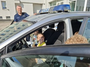 Dzieci podczas wizyty w Komendzie Miejskiej Policji.
