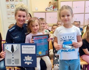 Policjantka wraz z dziećmi podczas spotkania.