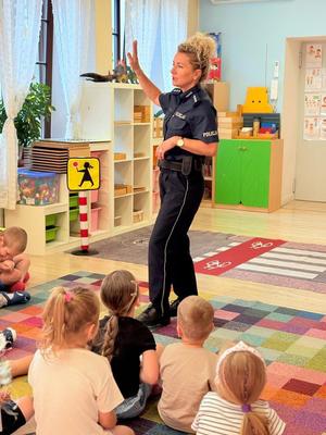 Policjantka wraz z dziećmi podczas spotkania.