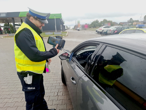 Policjanci podczas kontroli prędkości.