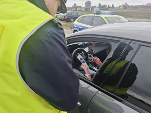 Policjanci podczas kontroli prędkości.