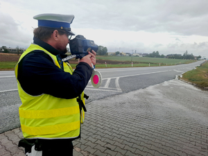 Policjanci podczas kontroli prędkości.