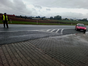 Policjanci podczas kontroli prędkości.