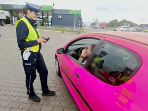 Policjanci podczas kontroli prędkości.