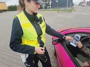 Policjanci podczas kontroli prędkości.