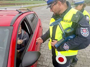 Policjanci podczas kontroli prędkości.