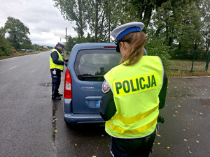 Policjanci podczas kontroli prędkości.
