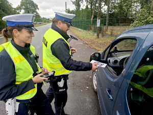 Policjanci podczas kontroli prędkości.