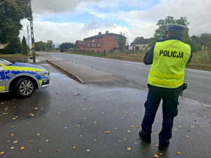 Policjanci podczas kontroli prędkości.