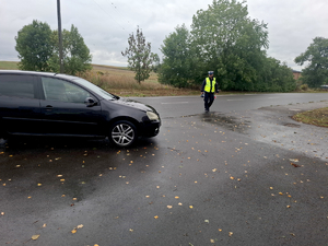 Policjanci podczas kontroli prędkości.