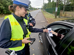 Policjanci podczas kontroli prędkości.