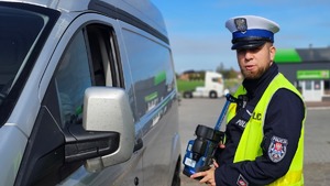 Policjant podczas pomiaru prędkości.