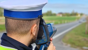 Policjant podczas pomiaru prędkości.