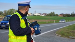 Policjant podczas pomiaru prędkości.