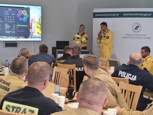 Policjanci podczas spotkania.