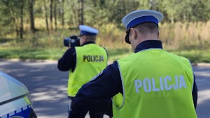 Policjanci podczas kontroli drogowych.